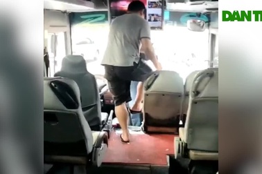 Hai nam thanh niên chặn đường, đập phá xe khách trên quốc lộ ở TPHCM