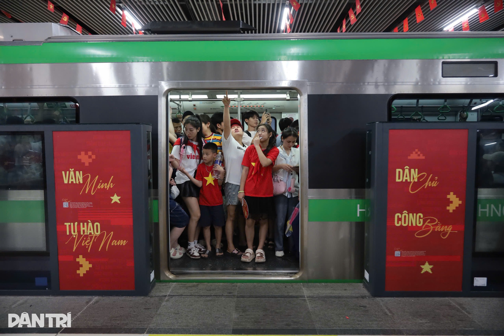 Hàng nghìn người dồn về trong 30 phút, ga Cát Linh gồng mình ngăn vỡ trận - 10 Hàng nghìn người dồn về trong 30 phút, ga Cát Linh gồng mình ngăn vỡ trận - 10