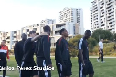 Pogba và Lingard tranh cãi nảy lửa khi đi du đấu