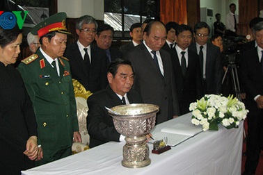 Lãnh đạo cao cấp Việt Nam sang chia buồn với Lào