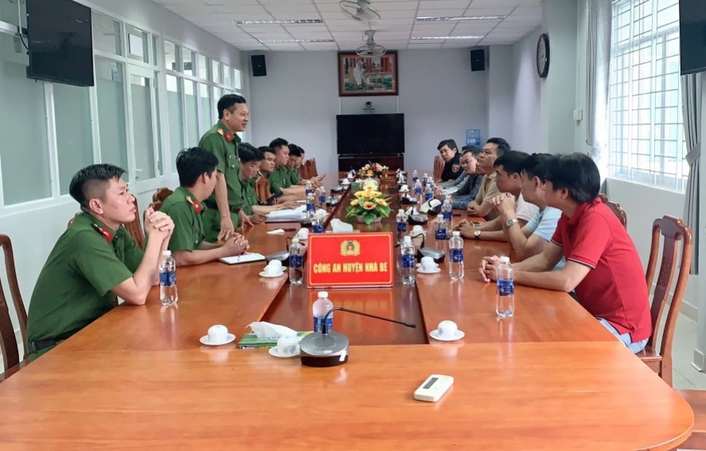 Tạm giữ người phụ nữ mang xăng phóng hỏa chung cư ở TPHCM - 1 Tạm giữ người phụ nữ mang xăng phóng hỏa chung cư ở TPHCM - 1