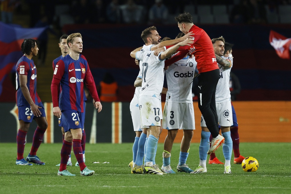 Thắng đậm Barcelona, Girona soán ngôi đầu bảng của Real Madrid - 2 Thắng đậm Barcelona, Girona soán ngôi đầu bảng của Real Madrid - 2