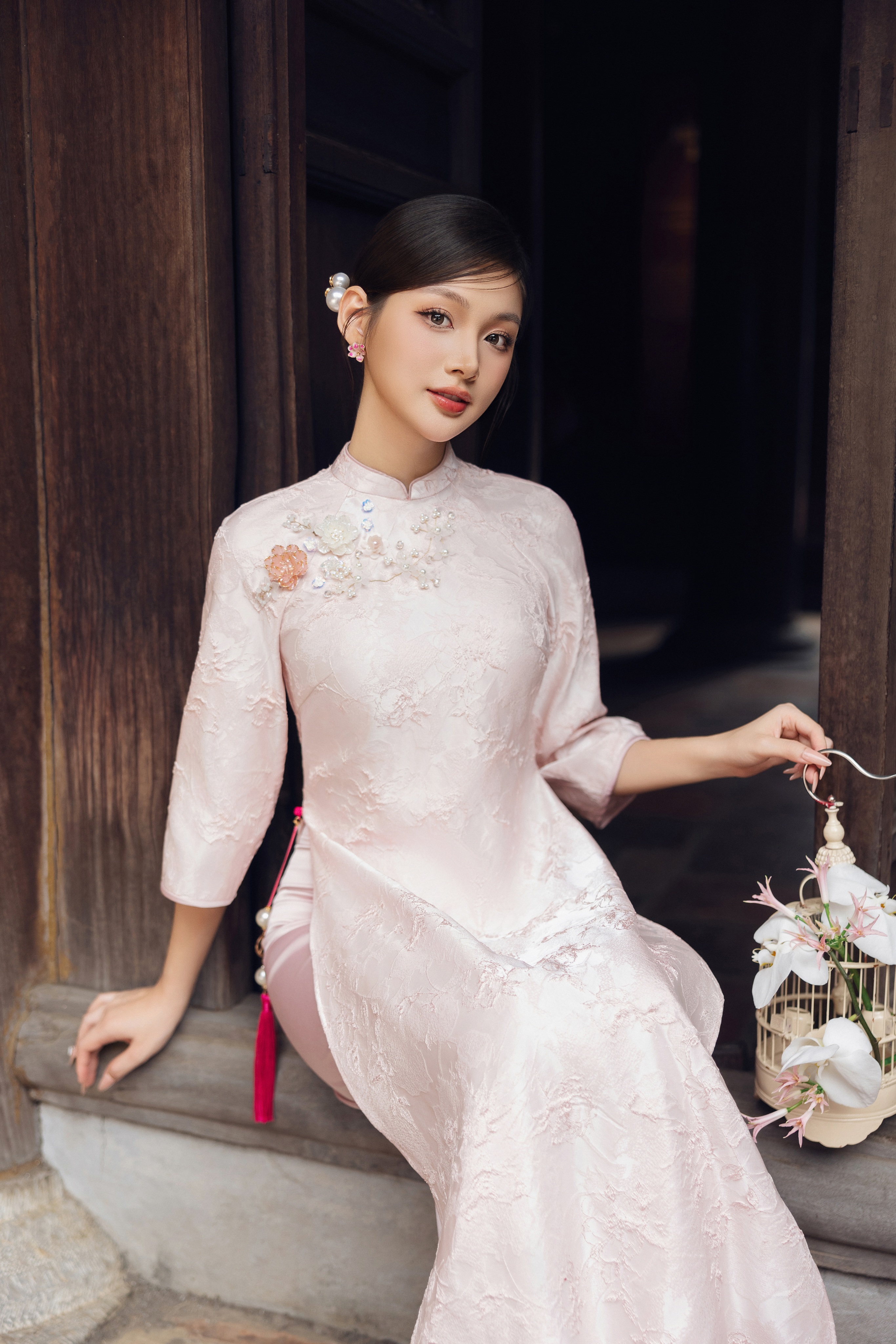 Những mẫu áo dài Tết vừa tinh tế, vừa tôn dáng cho phái đẹp - 4 Những mẫu áo dài Tết vừa tinh tế, vừa tôn dáng cho phái đẹp - 4