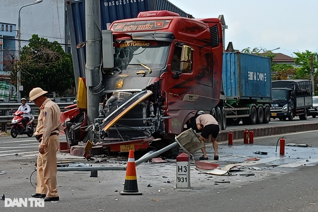 Xe container nát đầu khi leo lên dải phân cách, đâm vào trụ đèn ở Đà Nẵng - 1 Xe container nát đầu khi leo lên dải phân cách, đâm vào trụ đèn ở Đà Nẵng - 1