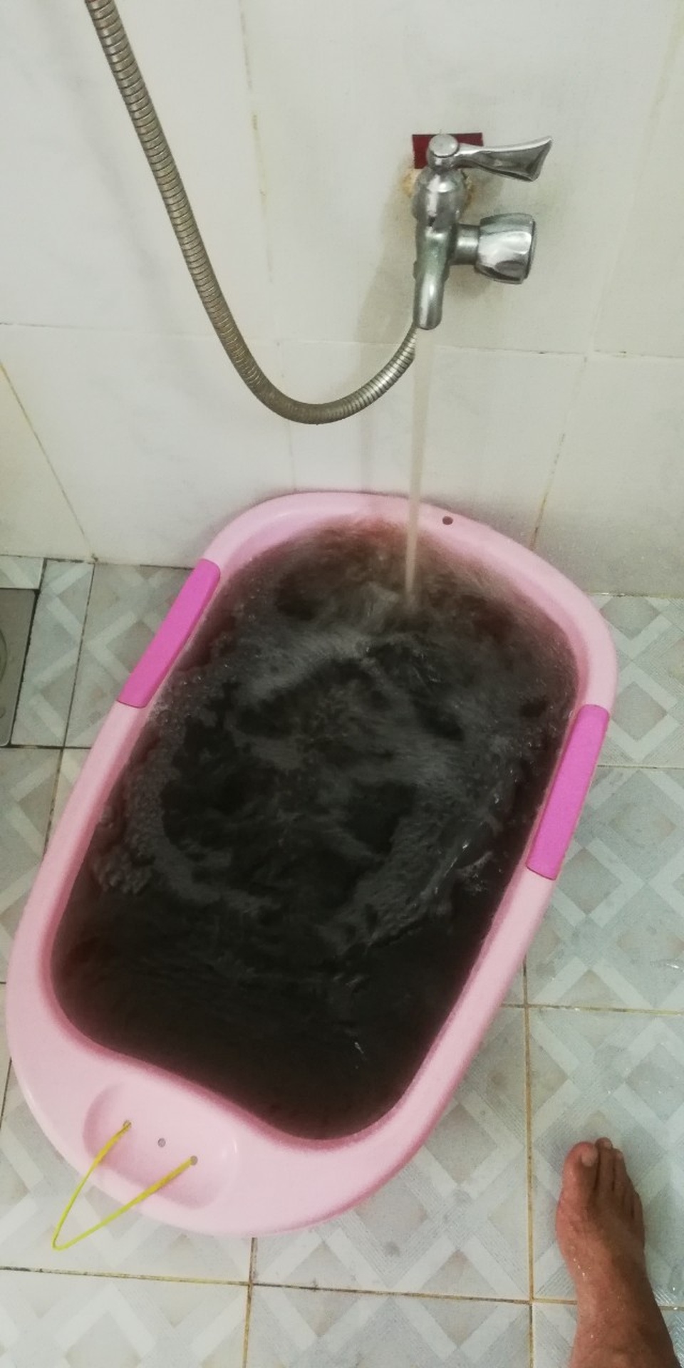 Người dân tá hỏa vì nước sinh hoạt bất ngờ chuyển màu đen, đục ngầu - 2 Người dân tá hỏa vì nước sinh hoạt bất ngờ chuyển màu đen, đục ngầu - 2