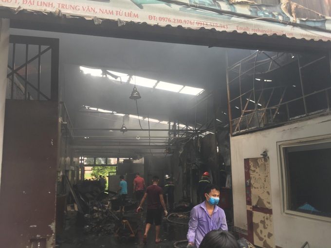 Quặn lòng cảnh người thân ngã quỵ khi nhận thi thể nạn nhân biến dạng trong vụ cháy làm 8 người chết ở Hà Nội - Ảnh 11.