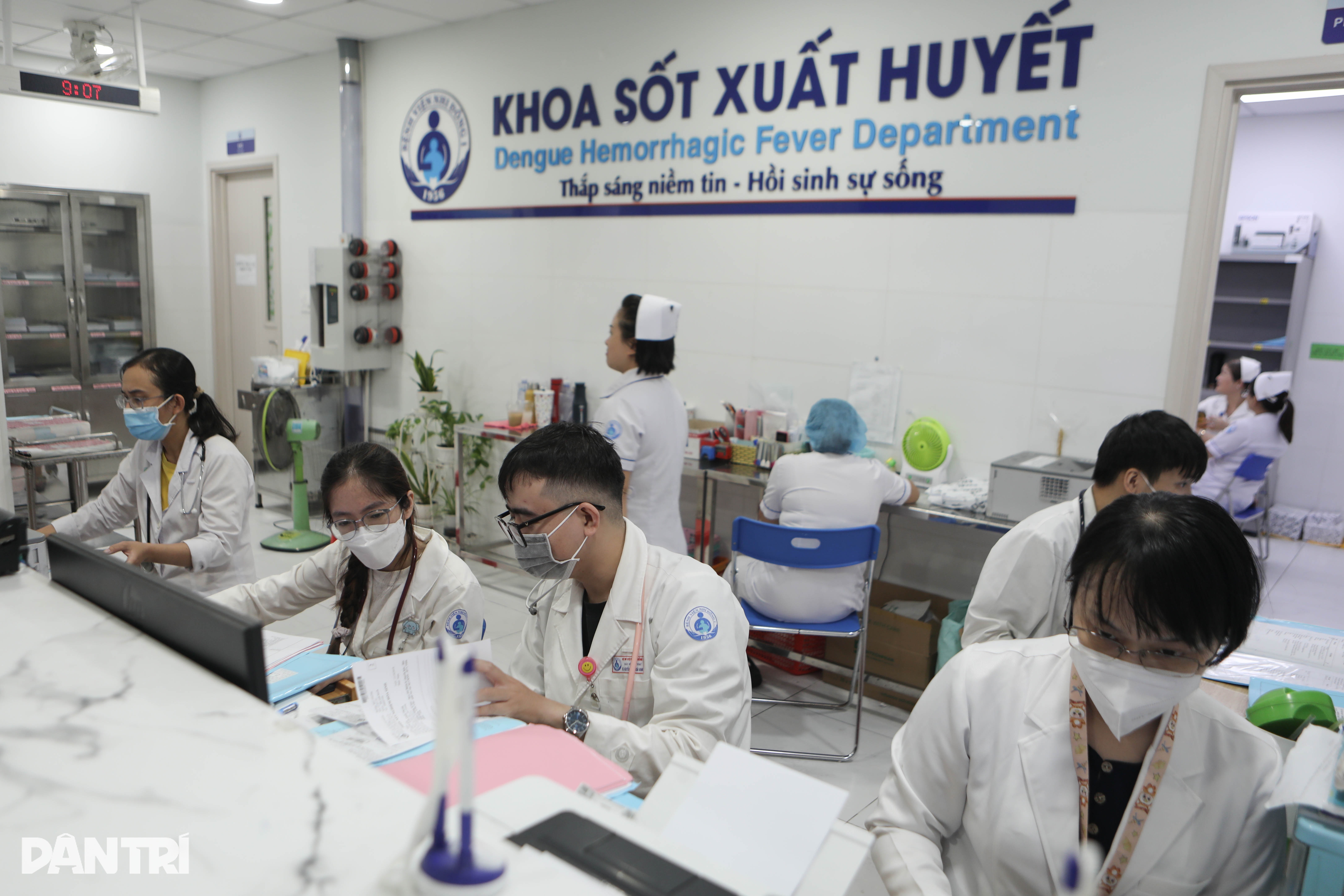 Hàng loạt người lớn, trẻ em ở TPHCM nhập viện vì đe dọa sốc sốt xuất huyết - 14