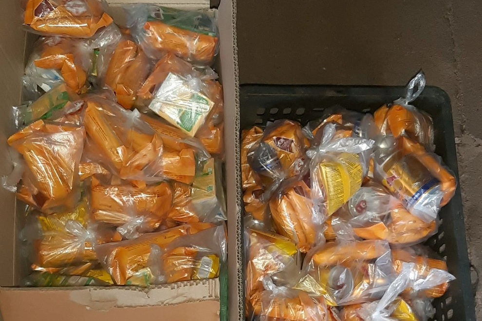Người dân góp tiền, đội mưa trao sữa, bánh cho dòng người về quê - 5 Người dân góp tiền, đội mưa trao sữa, bánh cho dòng người về quê - 5