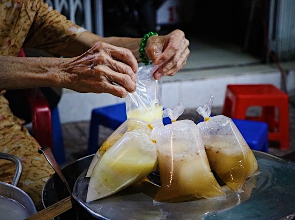 Cụ bà, nồi chè và gần 50 năm tuổi nghề nơi vỉa hè Sài Gòn - 9 Cụ bà, nồi chè và gần 50 năm tuổi nghề nơi vỉa hè Sài Gòn - 9
