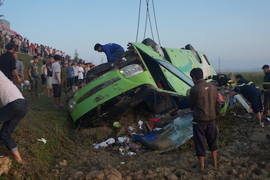 Lập hội đồng khám nghiệm chiếc xe khách lao xuống ruộng