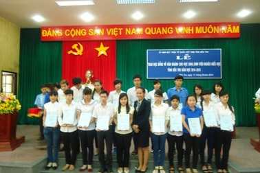 Bến Tre: Trao 145 suất học bổng đến học sinh, sinh viên nghèo học giỏi
