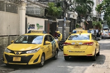 Có bãi đệm, taxi vẫn "dừng bờ đậu bụi" quanh sân bay Tân Sơn Nhất