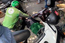 Hai tên cướp bỏ xe tháo chạy khi bị người dân truy đuổi