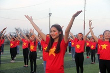 Hà Tĩnh: Gần 1.000 sinh viên rực sắc đỏ nhảy tiếp lửa cho U23 Việt Nam