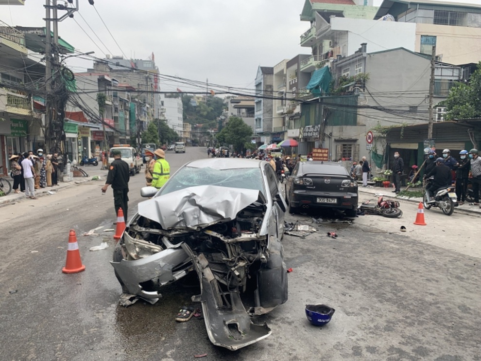 Ô tô chạy tốc độ cao gây tai nạn liên hoàn, nhiều người bị thương - 1 Ô tô chạy tốc độ cao gây tai nạn liên hoàn, nhiều người bị thương - 1
