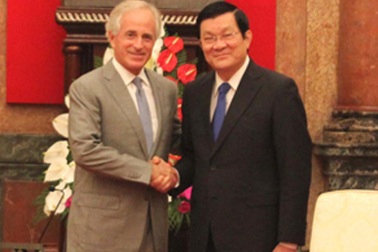 Thượng nghị sĩ Mỹ ủng hộ việc dỡ bỏ lệnh cấm vận bán vũ khí sát thương