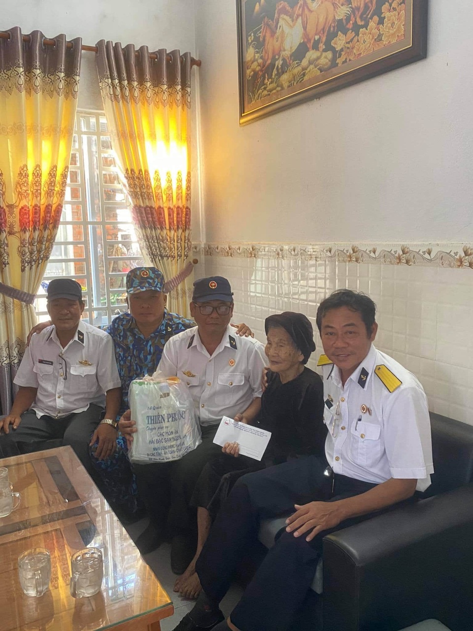 Cựu binh Trường Sa mở nhà hàng, tạo thu nhập cho con em đồng đội - 2 Cựu binh Trường Sa mở nhà hàng, tạo thu nhập cho con em đồng đội - 2