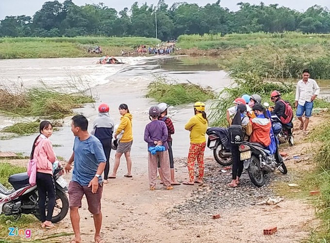 Đò ngang lật giữa dòng, 5 người may mắn thoát chết - Ảnh 1.