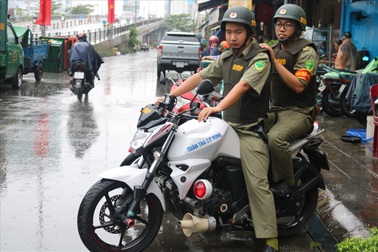 Ban bảo vệ dân phố duy nhất được trang bị áo giáp, mô tô phân khối lớn