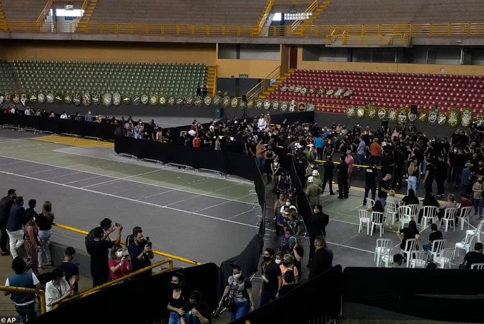 Hàng chục ngàn người tưởng niệm nữ ca sĩ qua đời vì tai nạn máy bay - 5