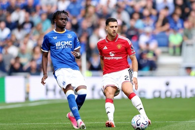 Hàng thủ Man Utd báo động đỏ, HLV Carrick đối diện bài toán khó