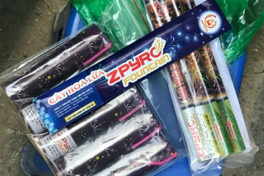 Người dân đổ xô đi mua pháo hoa: Điểm bán "cháy" hàng, chợ mạng "hét giá"