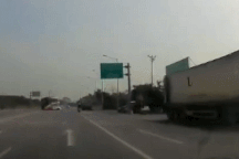 Tránh taxi sang đường ẩu, xe tải suýt gây tai nạn kinh hoàng