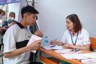 "Thời buổi này mà không biết tiếng Anh thì gần như là... mù chữ"