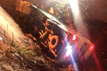 Xe chở học sinh lớp 12 đi chụp kỷ yếu bị lật