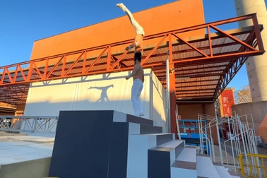 Quốc Nghiệp té, chấn thương khi đang luyện tập chồng đầu tại Milan