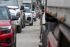 Hà Nội: Quốc lộ 6 ùn tắc kéo dài 4km, người dân chật vật tìm đường thoát