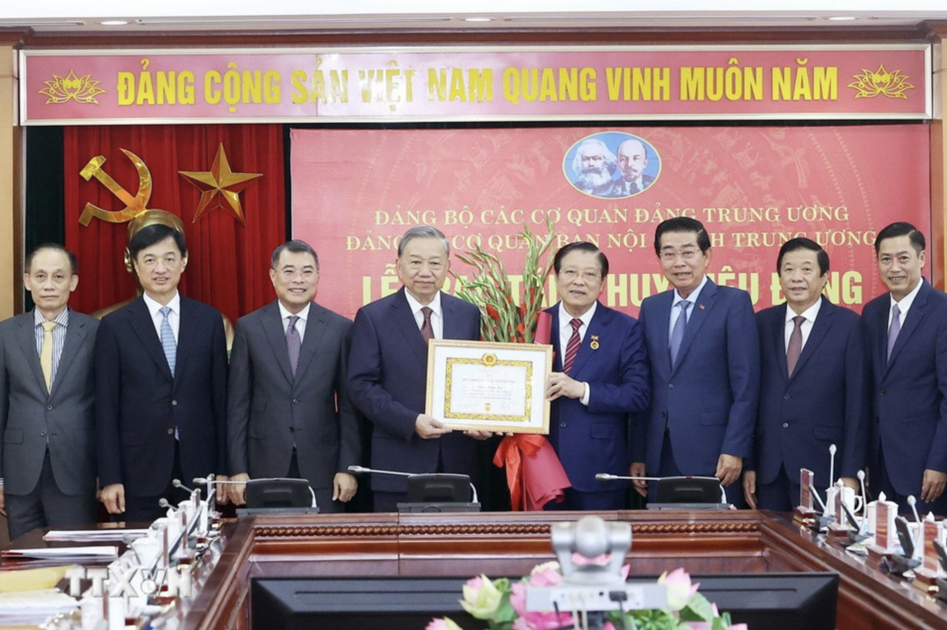 Tổng Bí thư Tô Lâm trao Huy hiệu 45 năm tuổi Đảng tặng đồng chí Phan Đình Trạc - 1
