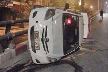 Hà Nội: Taxi đâm đổ cột đèn, lật nghiêng trên cầu vượt
