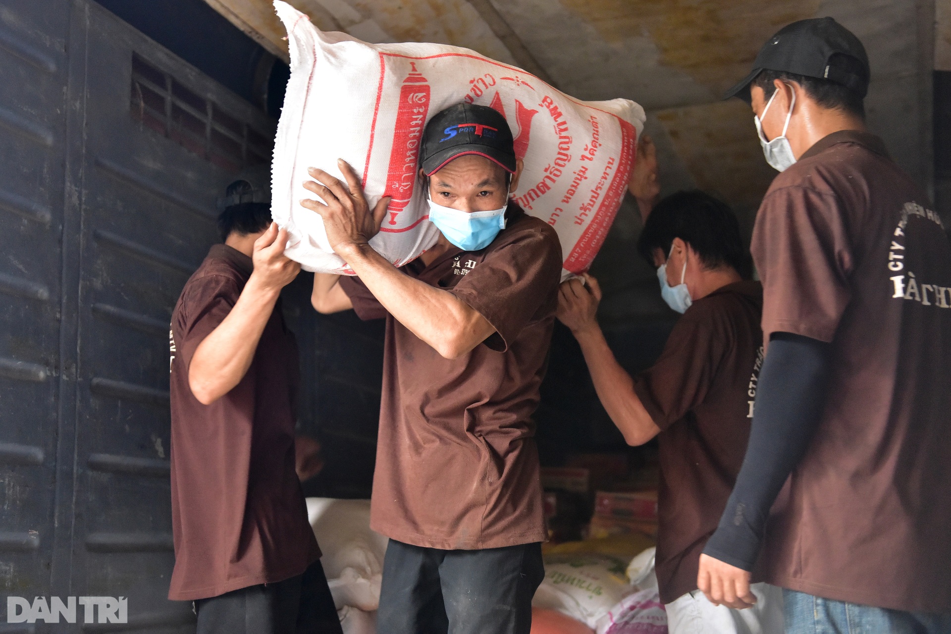 Hơn 300 tấn nhu yếu phẩm nhân dân tỉnh Hòa Bình gửi tặng đã vào tới TPHCM - 7 Hơn 300 tấn nhu yếu phẩm nhân dân tỉnh Hòa Bình gửi tặng đã vào tới TPHCM - 7