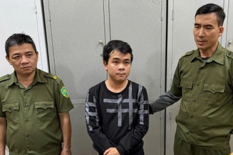 Đưa con đến trường, bố "tranh thủ" giật dây chuyền vàng của cháu bé lớp 1