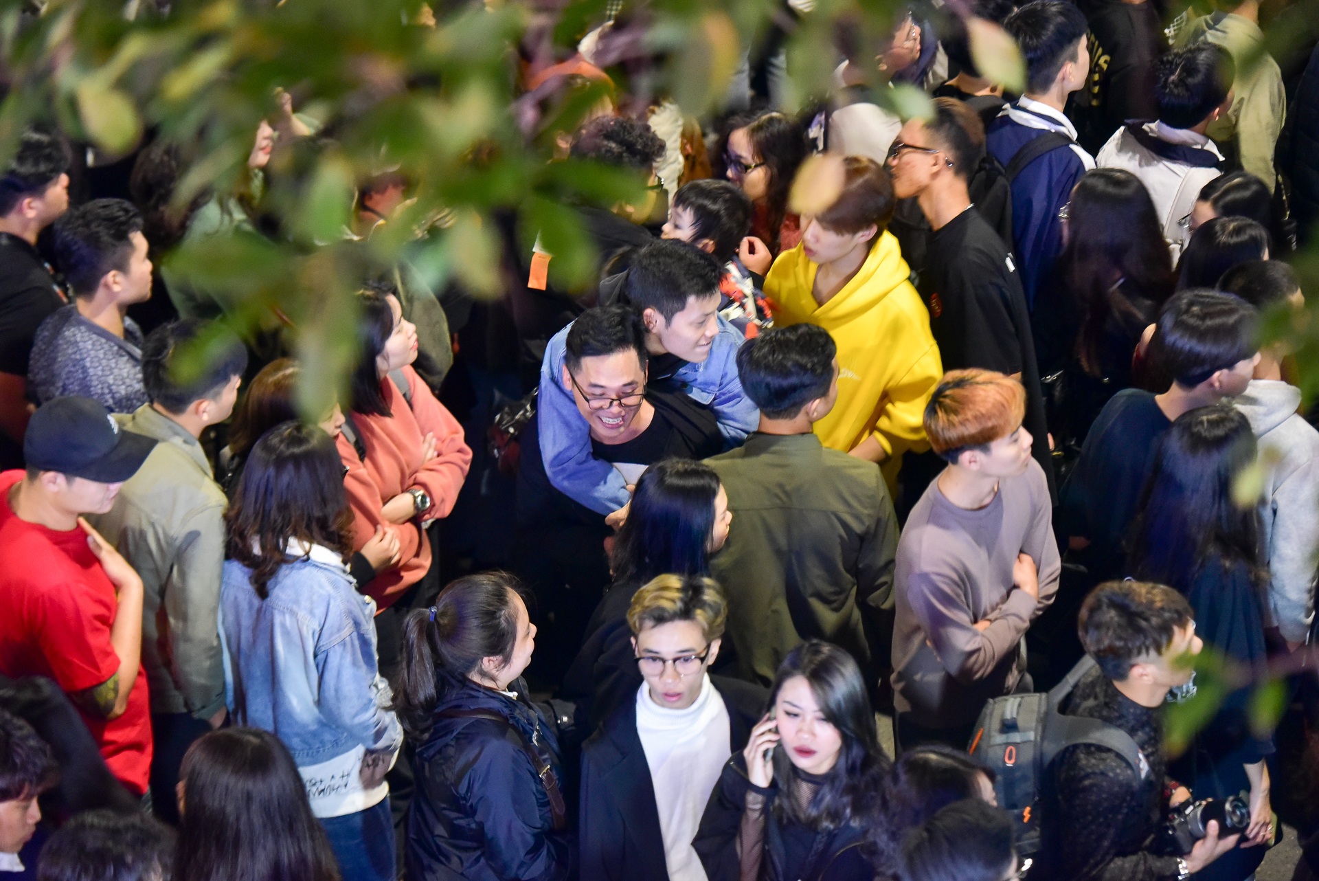 Hà Nội: Dòng người ùn ùn đổ về hồ Gươm đón năm mới 2020  - 9