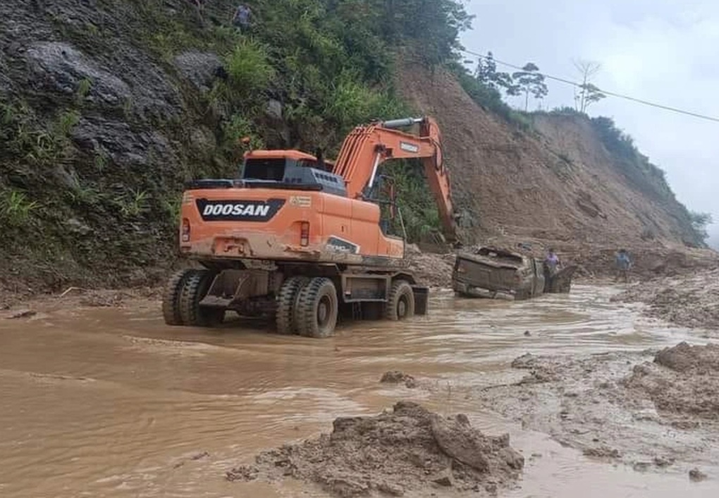 Ô tô mắc kẹt trên đường ở Hà Giang bị đất, đá vùi lấp biến dạng - 3 Ô tô mắc kẹt trên đường ở Hà Giang bị đất, đá vùi lấp biến dạng - 3