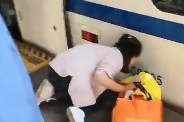 Bất cẩn xem điện thoại lúc đợi tàu, mẹ sau đó hốt hoảng mò tìm con gái biến mất dưới đường ray