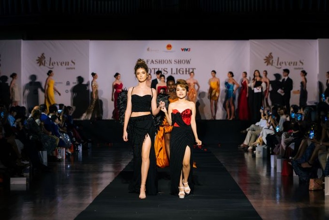 NTK Trần Phương Hoa (phải) và người mẫu trình diễn bộ sưu tập Black Swan