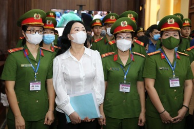 Bà Trương Mỹ Lan và các bị cáo được dẫn giải vào tòa