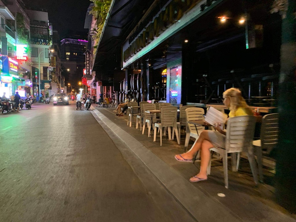 “Phố Tây” vắng vẻ sau lệnh cấm vũ trường, quán bar… - 3 “Phố Tây” vắng vẻ sau lệnh cấm vũ trường, quán bar… - 3