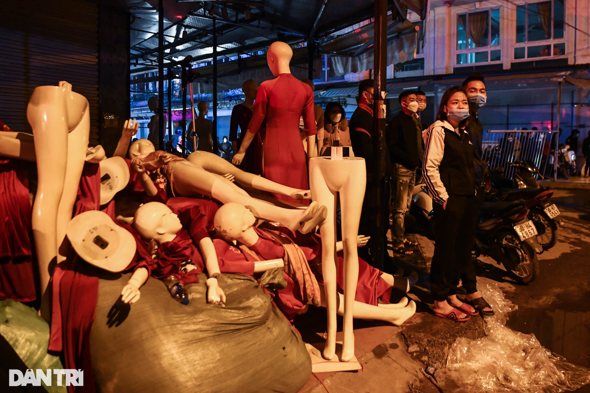 Hiện trường vụ cháy gần chợ Ninh Hiệp, nhiều tấn hàng Tết đã hóa thành tro - 6