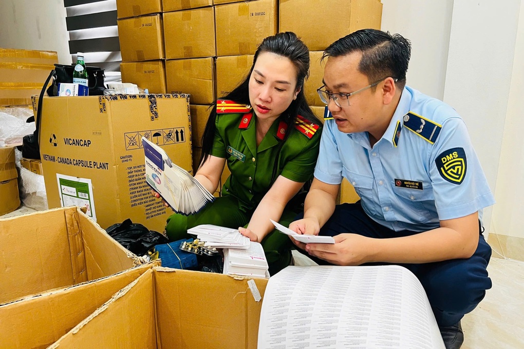 Công an Hà Nội thu giữ 100 tấn thực phẩm chức năng, thiết bị y tế giả - 1 Công an Hà Nội thu giữ 100 tấn thực phẩm chức năng, thiết bị y tế giả
