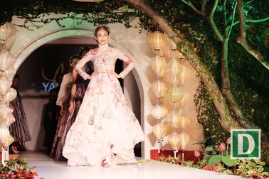 Dàn mẫu Next Top Model trình diễn thời trang chào mừng APEC ở Hội An