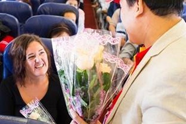 Nữ khách bất ngờ vì được Vietjet tặng hoa hồng trong ngày 20/10