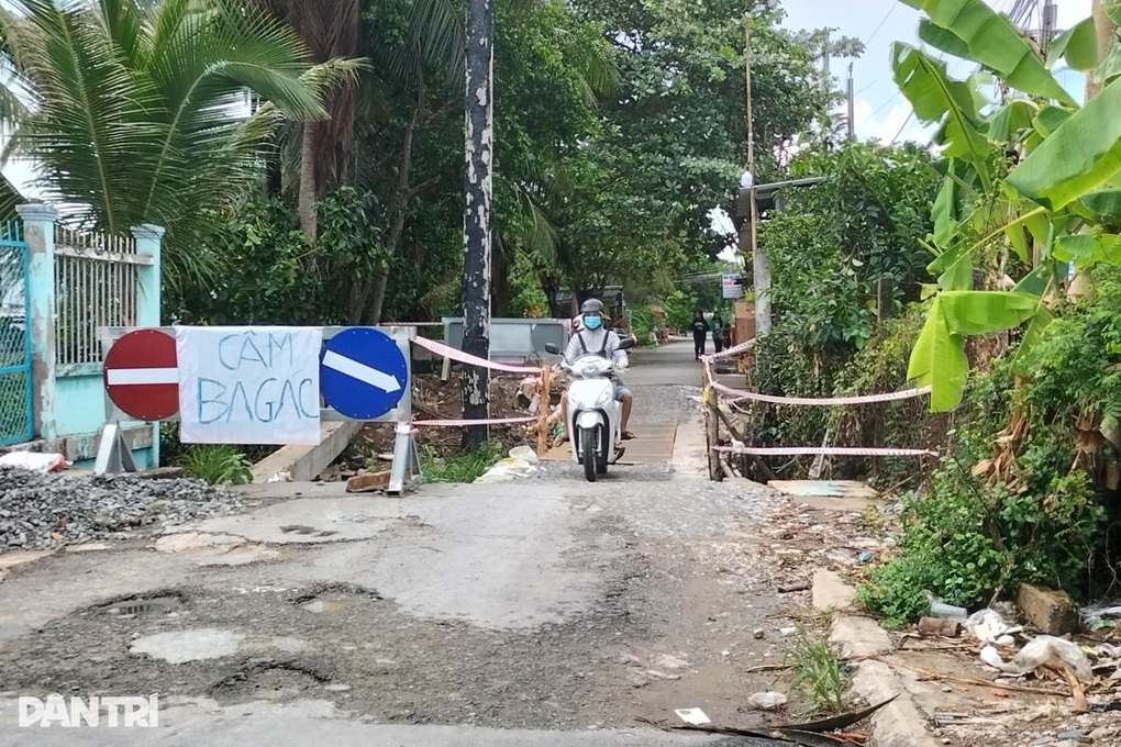 Cầu dài 9m xây mãi không xong, dân tự bỏ tiền làm cầu tạm - 2 Cầu dài 9m xây mãi không xong, dân tự bỏ tiền làm cầu tạm - 2