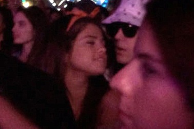 Selena Gomez và Justin Bieber quấn quýt bên nhau