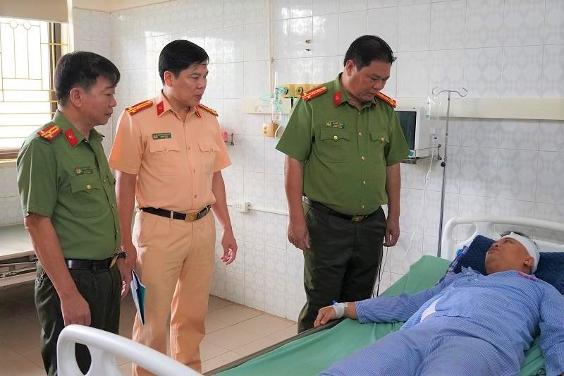 Đại úy công an bị người vi phạm tông trọng thương khi làm nhiệm vụ - 1
