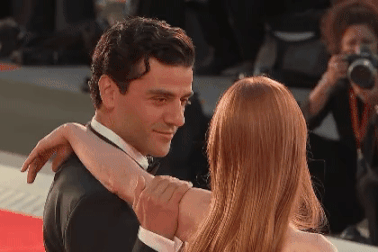 Khoảnh khắc "tình bể bình" triệu view trên thảm đỏ LHP Venice 2021