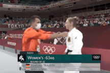 Tranh cãi về hành động "giật áo, tát mặt" của huấn luyện viên Olympic